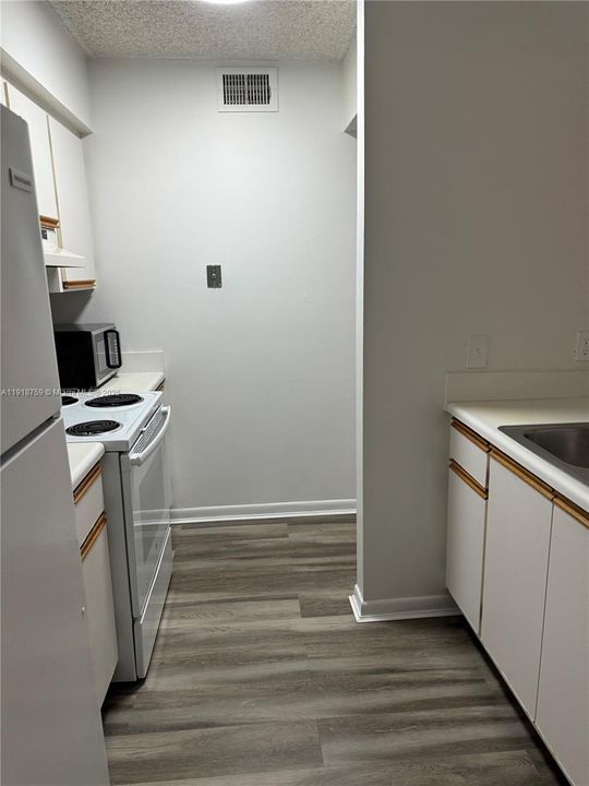 For Sale: $230,000 (1 beds, 1 baths, 841 Square Feet)