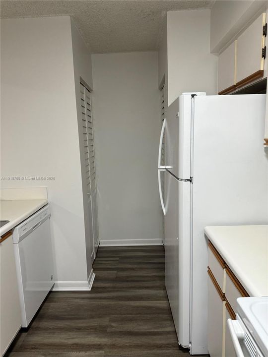 For Sale: $230,000 (1 beds, 1 baths, 841 Square Feet)