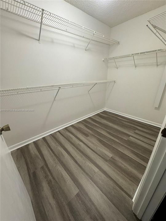 For Sale: $230,000 (1 beds, 1 baths, 841 Square Feet)