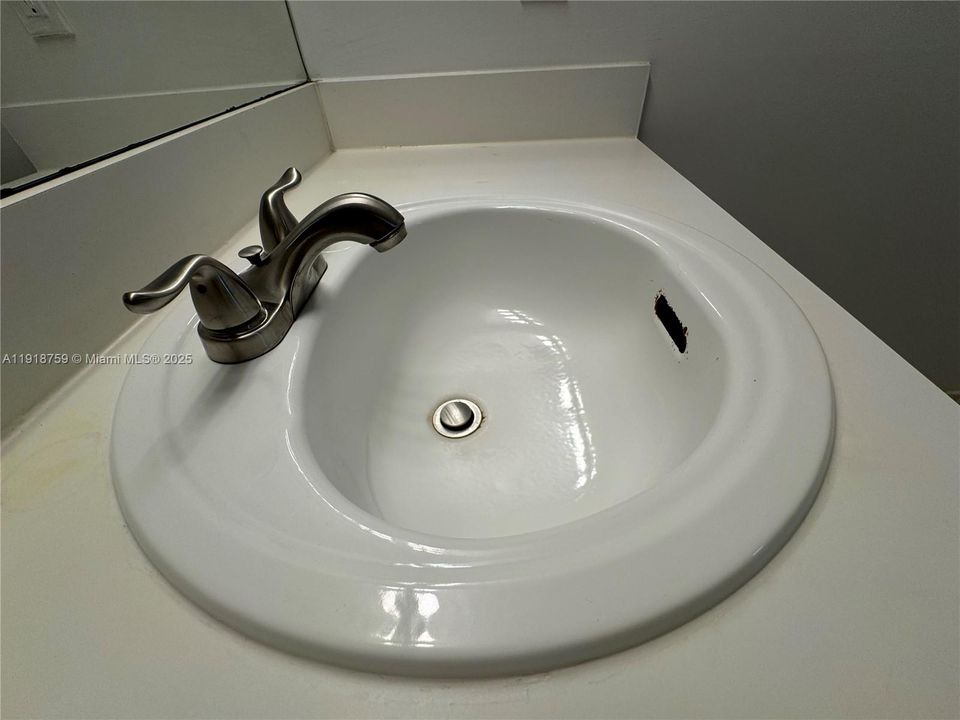 For Sale: $230,000 (1 beds, 1 baths, 841 Square Feet)