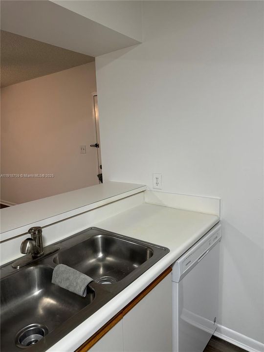 For Sale: $230,000 (1 beds, 1 baths, 841 Square Feet)