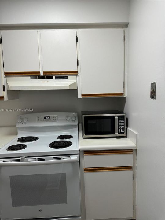For Sale: $230,000 (1 beds, 1 baths, 841 Square Feet)