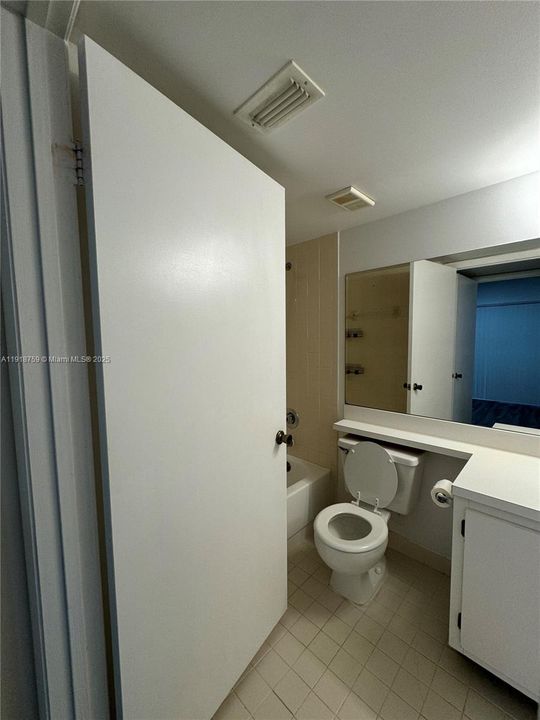 For Sale: $230,000 (1 beds, 1 baths, 841 Square Feet)