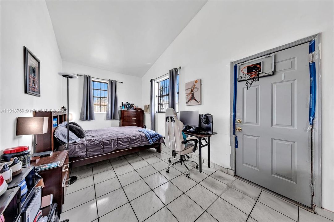 For Sale: $549,000 (5 beds, 3 baths, 1623 Square Feet)