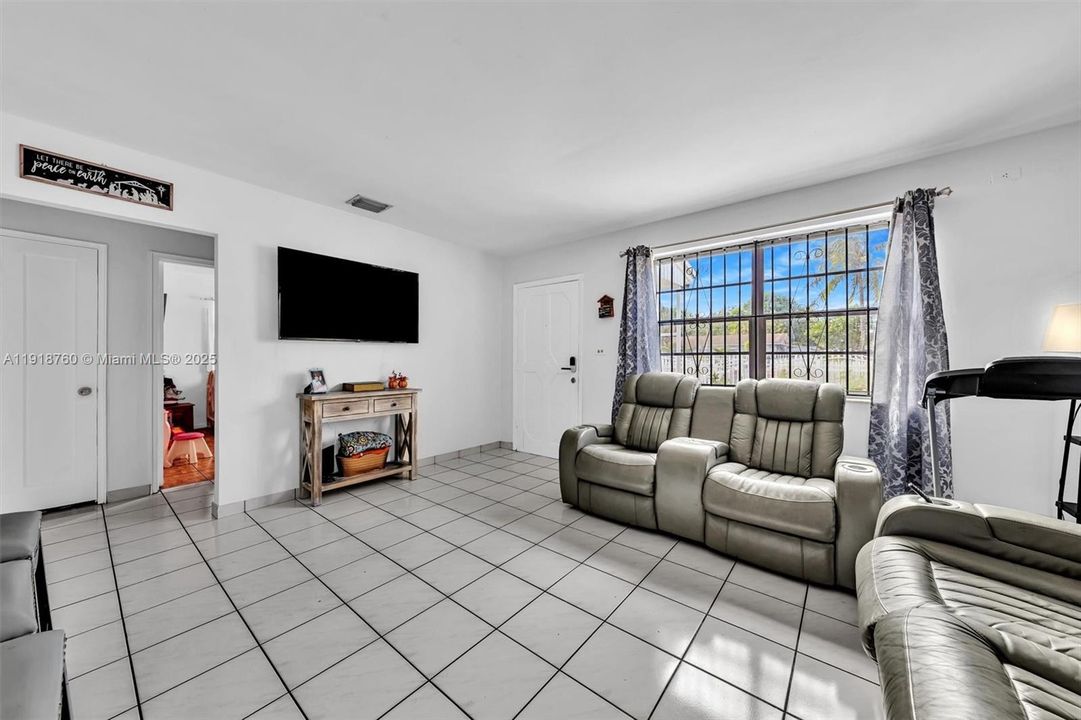 For Sale: $549,000 (5 beds, 3 baths, 1623 Square Feet)