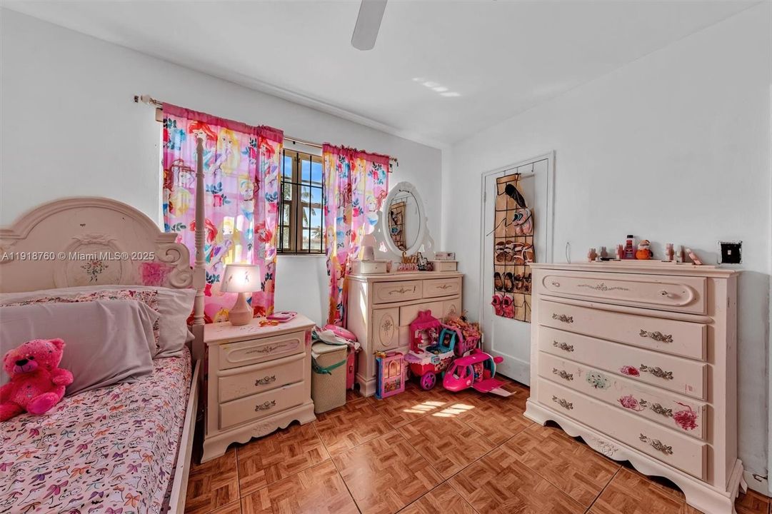 For Sale: $549,000 (5 beds, 3 baths, 1623 Square Feet)