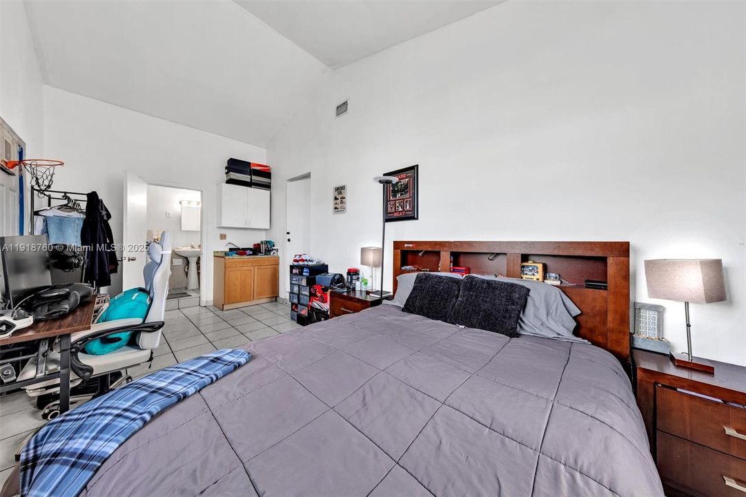 For Sale: $549,000 (5 beds, 3 baths, 1623 Square Feet)