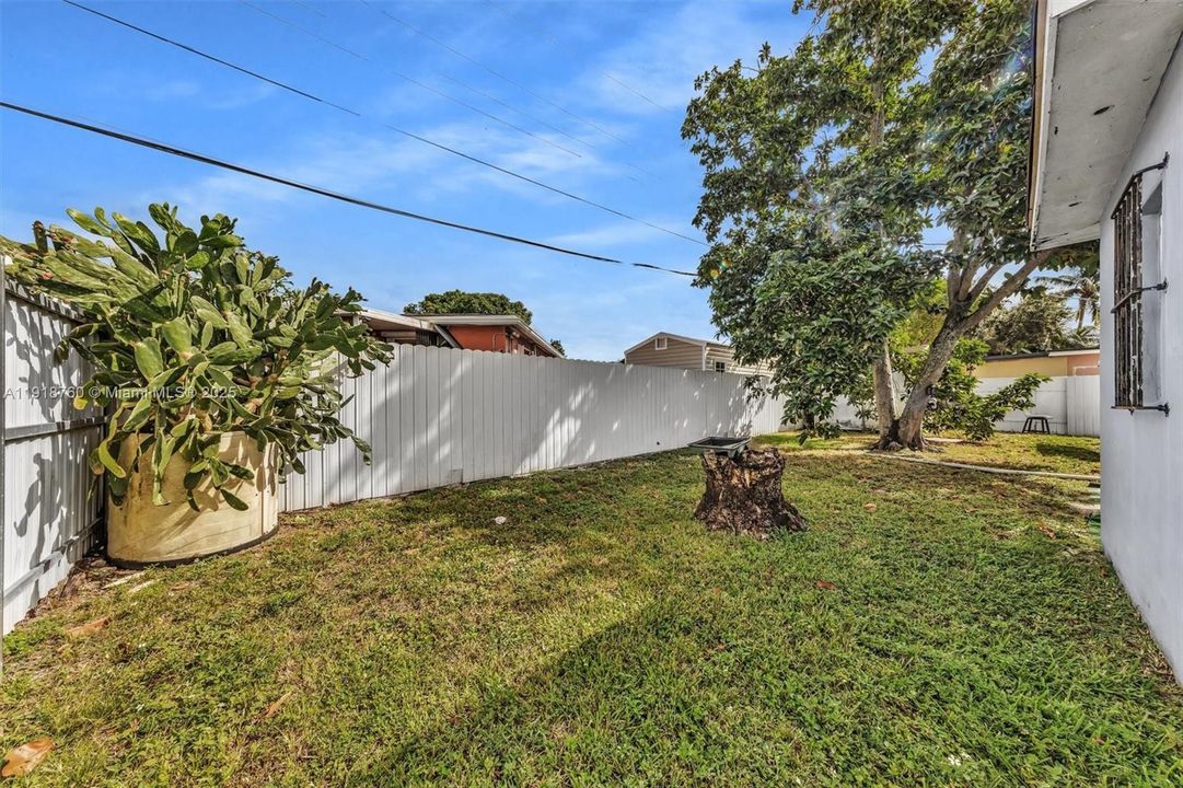 For Sale: $549,000 (5 beds, 3 baths, 1623 Square Feet)