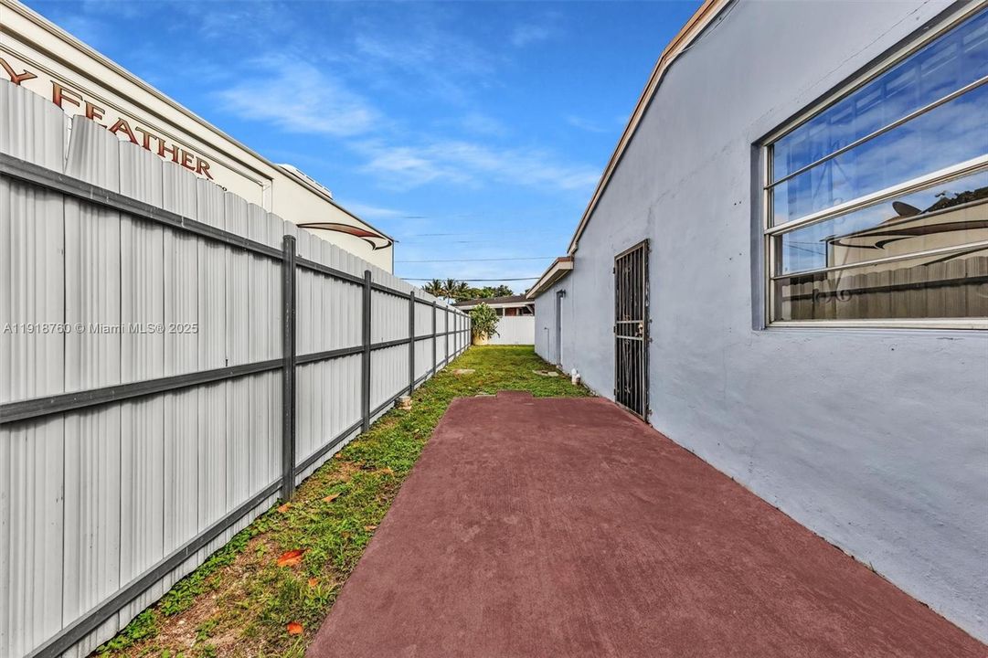 For Sale: $549,000 (5 beds, 3 baths, 1623 Square Feet)