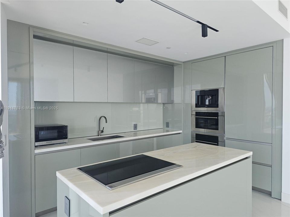 出租: $11,500 (2 贝兹, 2 浴室, 1268 平方英尺)