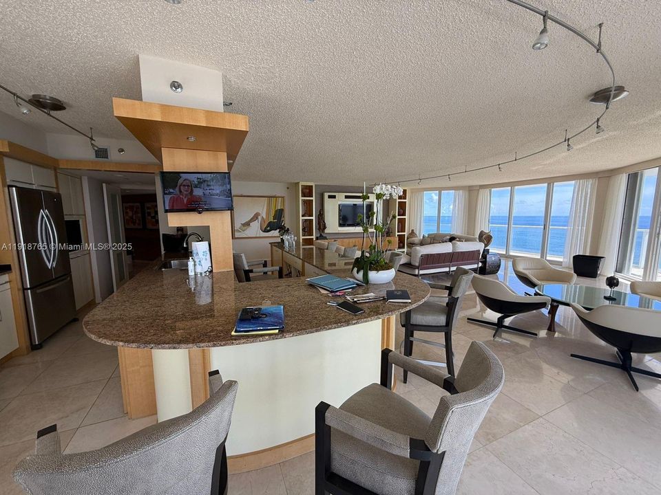 出租: $10,000 (3 贝兹, 3 浴室, 2430 平方英尺)