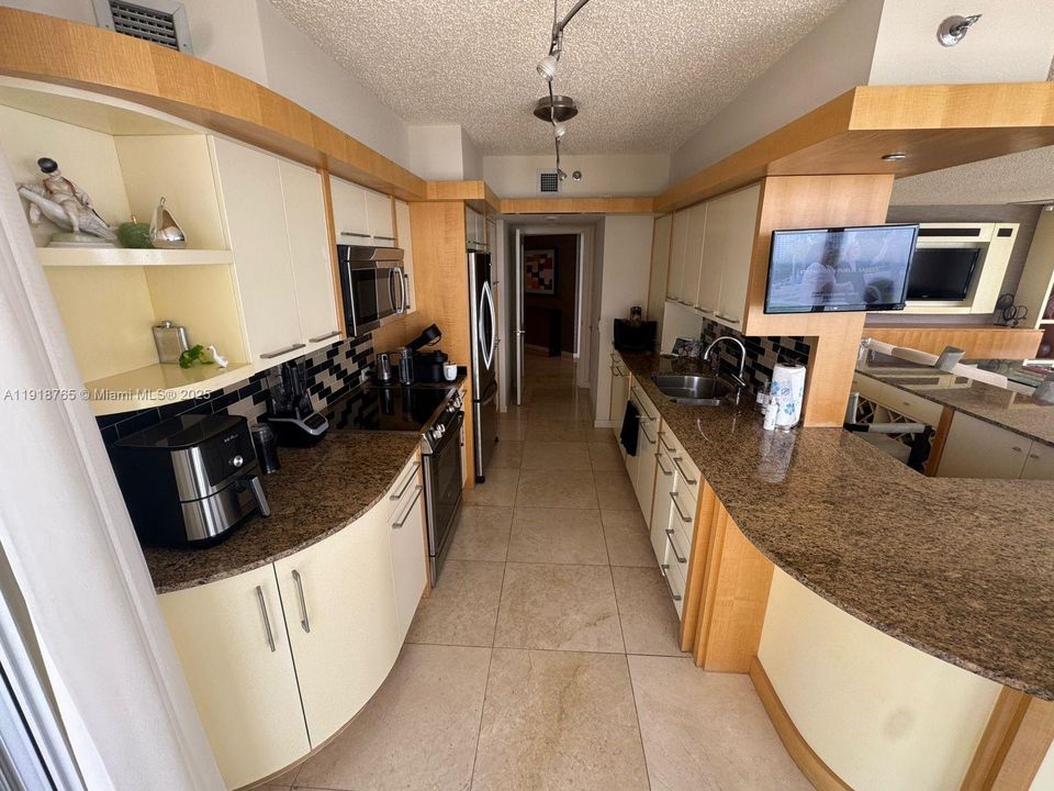 出租: $10,000 (3 贝兹, 3 浴室, 2430 平方英尺)