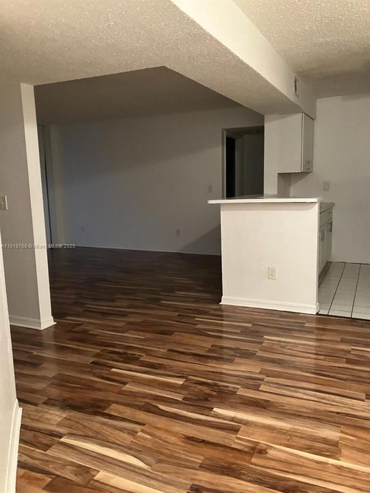 合同活跃: $2,000 (2 贝兹, 2 浴室, 1057 平方英尺)