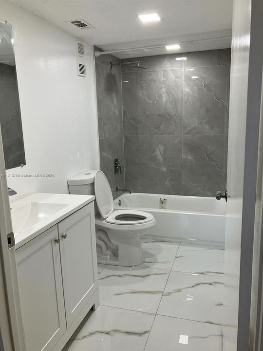 合同活跃: $2,000 (2 贝兹, 2 浴室, 1057 平方英尺)