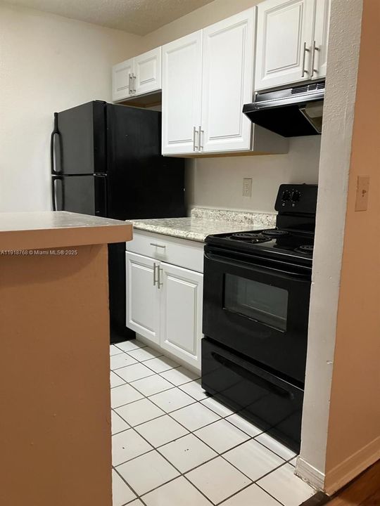 合同活跃: $2,000 (2 贝兹, 2 浴室, 1057 平方英尺)