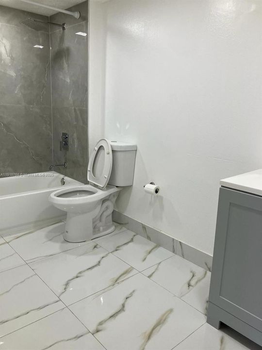 合同活跃: $2,000 (2 贝兹, 2 浴室, 1057 平方英尺)