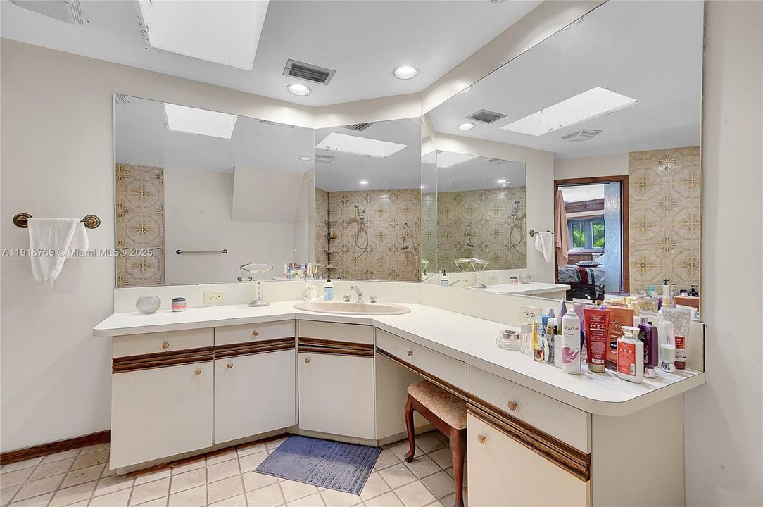 En Venta: $1,299,000 (4 camas, 3 baños, 4743 Pies cuadrados)