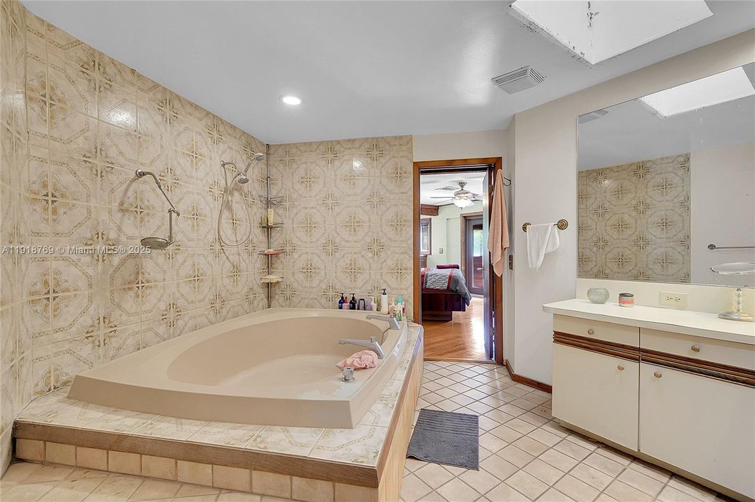 En Venta: $1,299,000 (4 camas, 3 baños, 4743 Pies cuadrados)