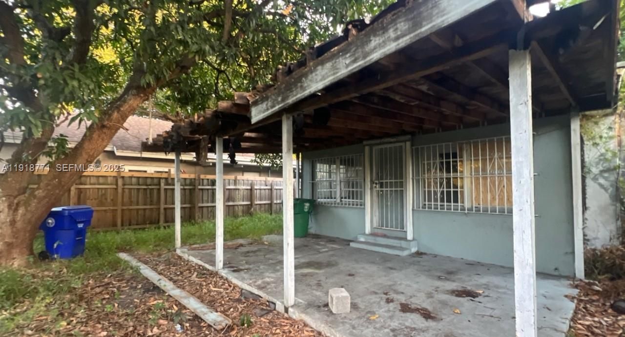 For Sale: $205,000 (2 beds, 1 baths, 748 Square Feet)