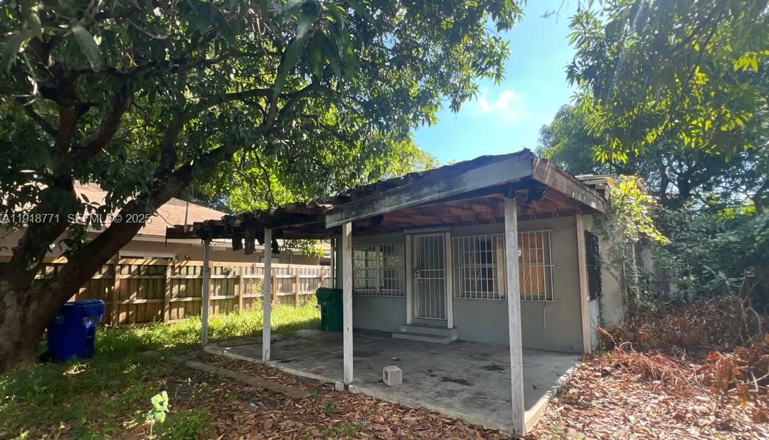 For Sale: $205,000 (2 beds, 1 baths, 748 Square Feet)