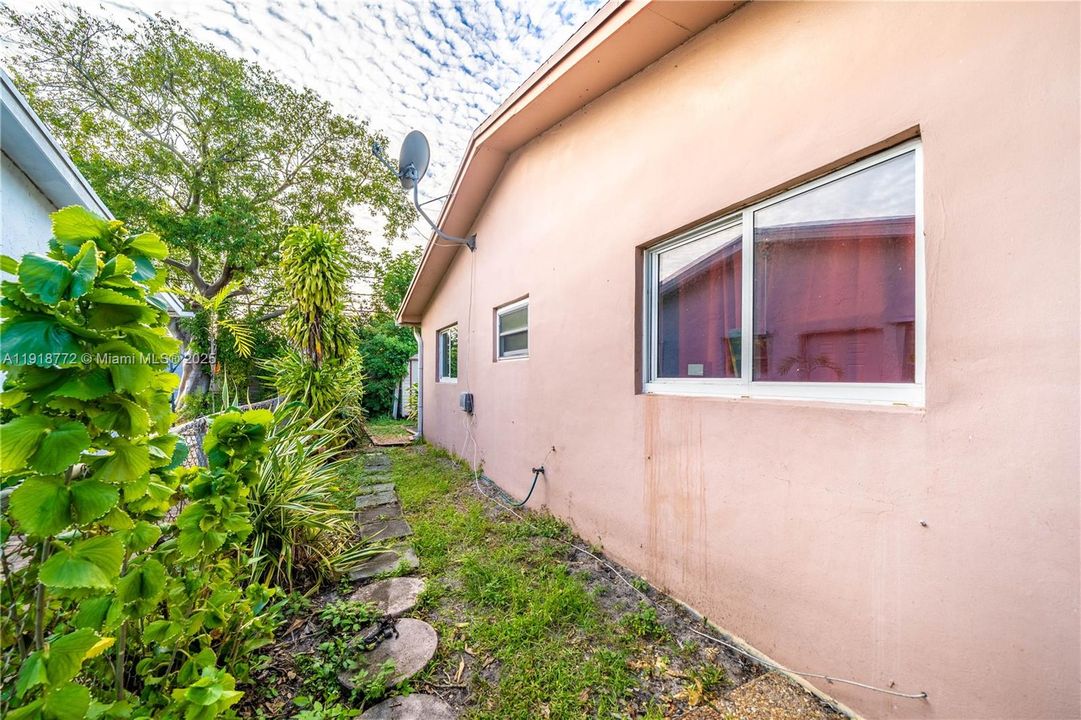 For Sale: $430,000 (3 beds, 2 baths, 1305 Square Feet)