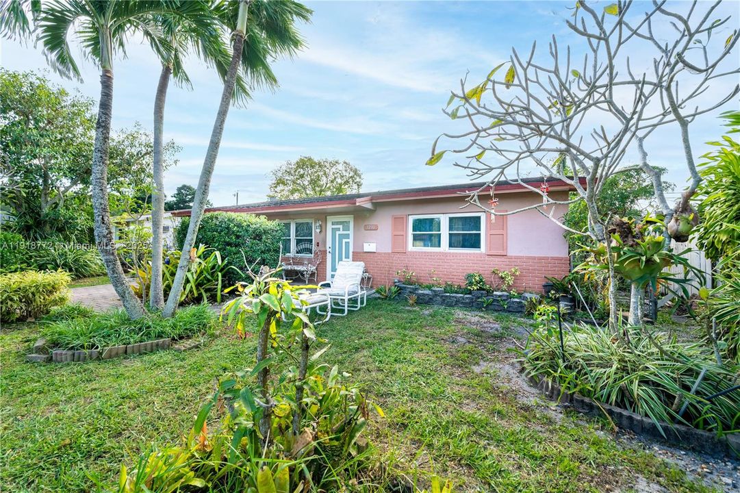 For Sale: $430,000 (3 beds, 2 baths, 1305 Square Feet)