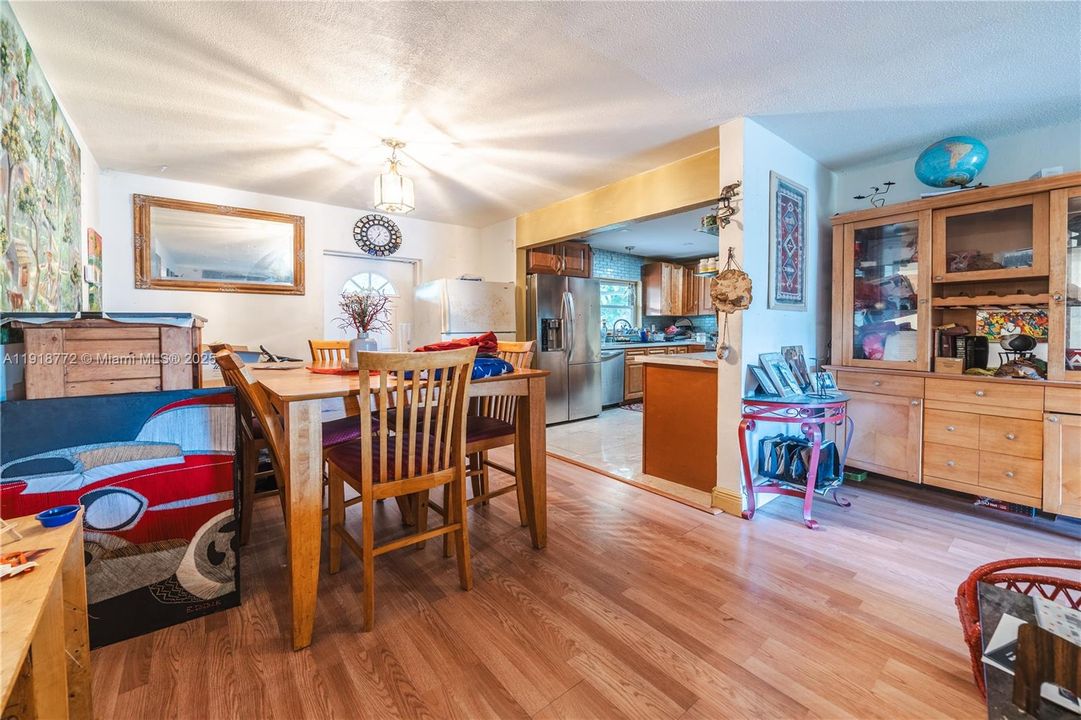 For Sale: $430,000 (3 beds, 2 baths, 1305 Square Feet)