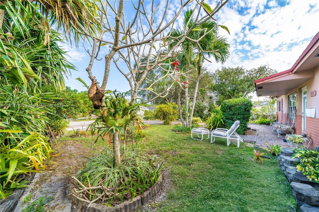 For Sale: $430,000 (3 beds, 2 baths, 1305 Square Feet)