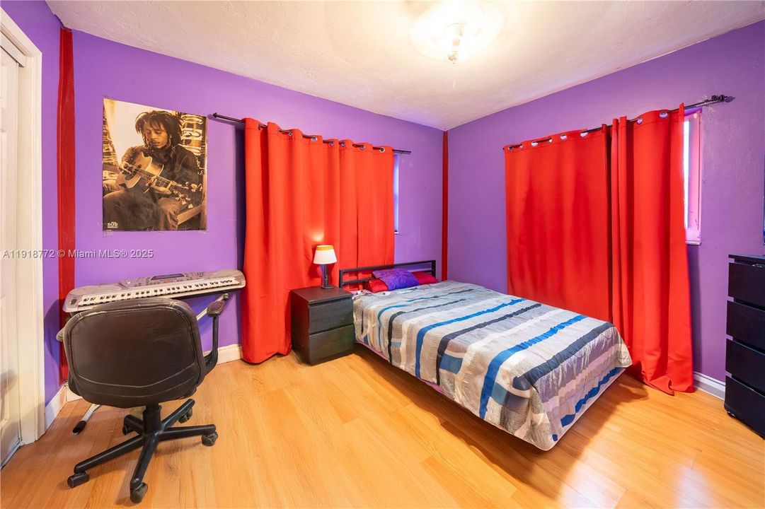 For Sale: $430,000 (3 beds, 2 baths, 1305 Square Feet)