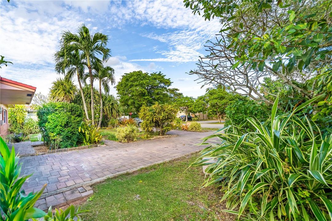 For Sale: $430,000 (3 beds, 2 baths, 1305 Square Feet)