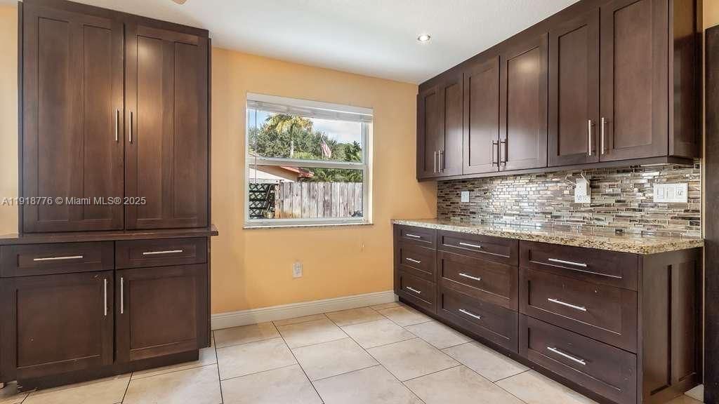 待售: $700,000 (3 贝兹, 2 浴室, 1658 平方英尺)