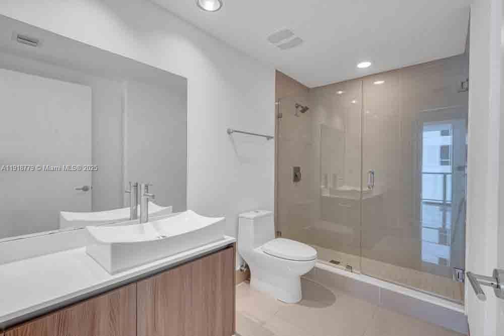 For Sale: $545,000 (2 beds, 2 baths, 980 Square Feet)