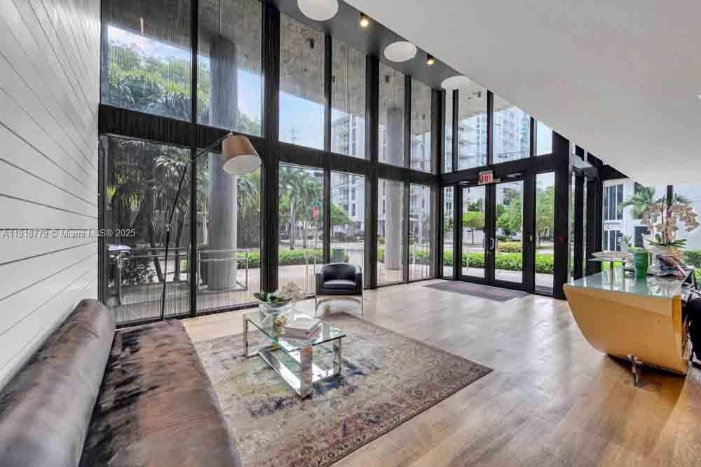 For Sale: $545,000 (2 beds, 2 baths, 980 Square Feet)