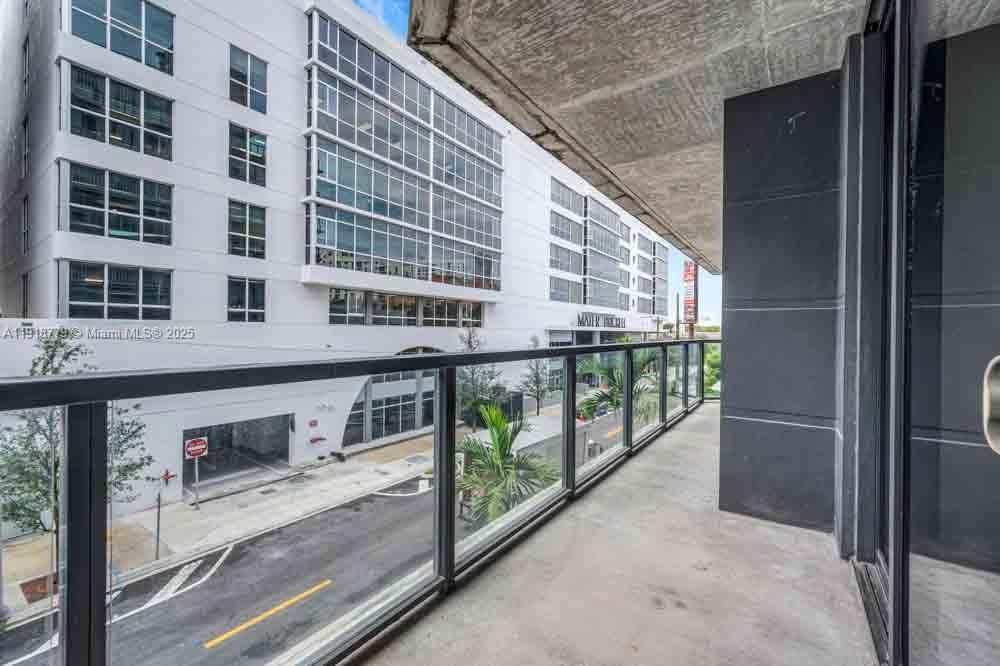 For Sale: $545,000 (2 beds, 2 baths, 980 Square Feet)