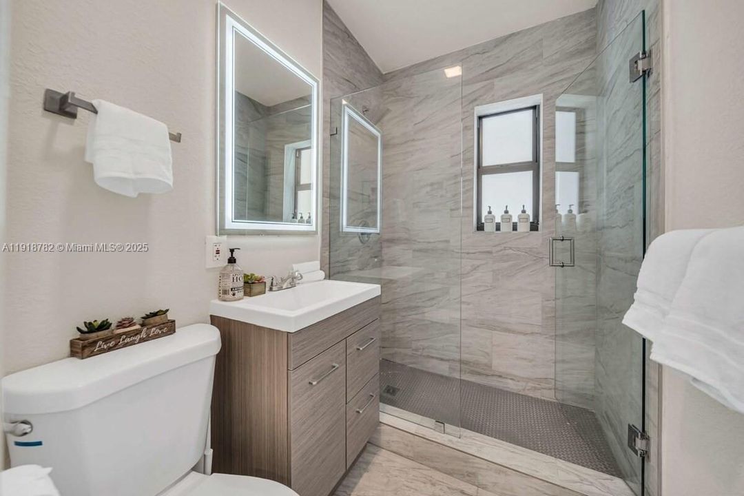 For Rent: $7,500 (5 beds, 3 baths, 1808 Square Feet)