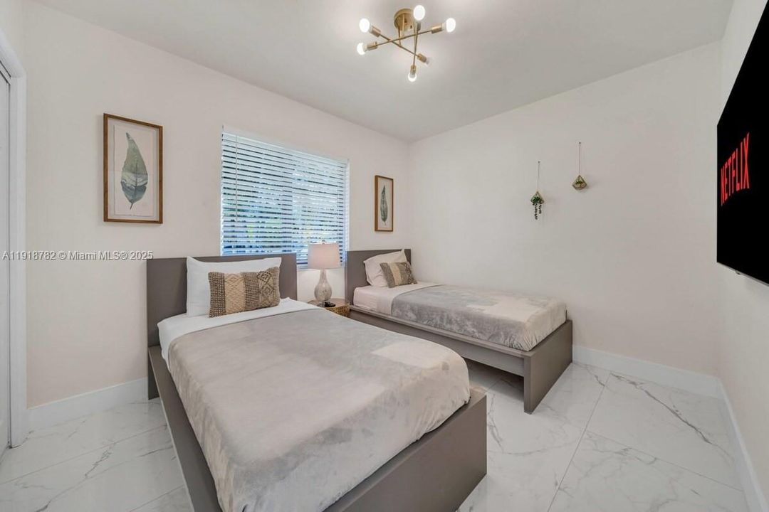 For Rent: $7,500 (5 beds, 3 baths, 1808 Square Feet)