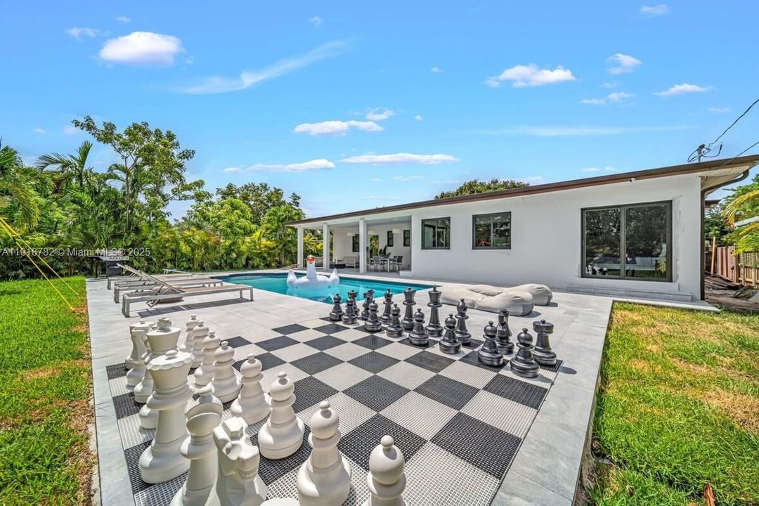 For Rent: $7,500 (5 beds, 3 baths, 1808 Square Feet)