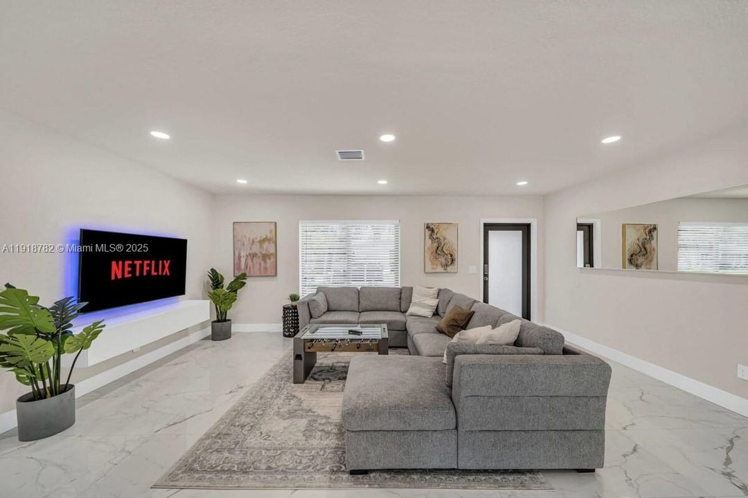 For Rent: $7,500 (5 beds, 3 baths, 1808 Square Feet)