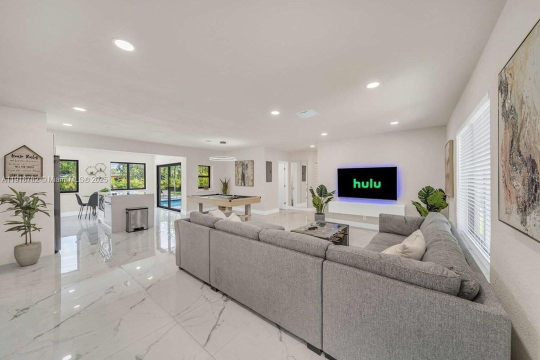 For Rent: $7,500 (5 beds, 3 baths, 1808 Square Feet)