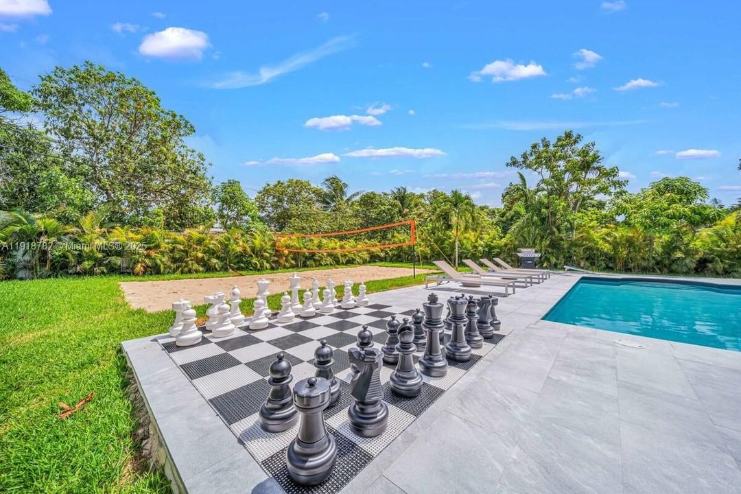 For Rent: $7,500 (5 beds, 3 baths, 1808 Square Feet)