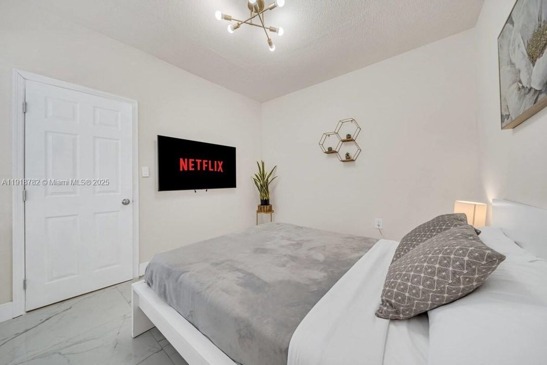 For Rent: $7,500 (5 beds, 3 baths, 1808 Square Feet)