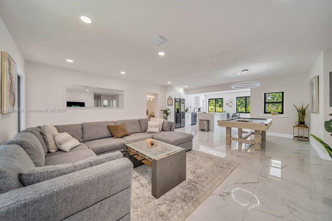 For Rent: $7,500 (5 beds, 3 baths, 1808 Square Feet)