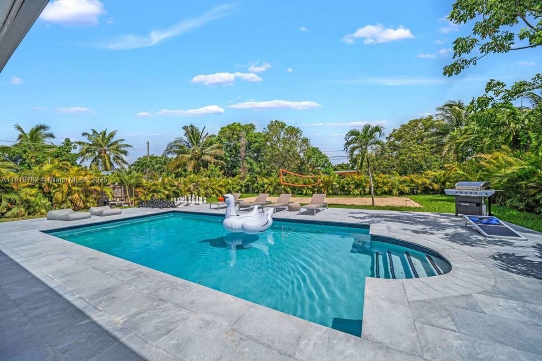 For Rent: $7,500 (5 beds, 3 baths, 1808 Square Feet)