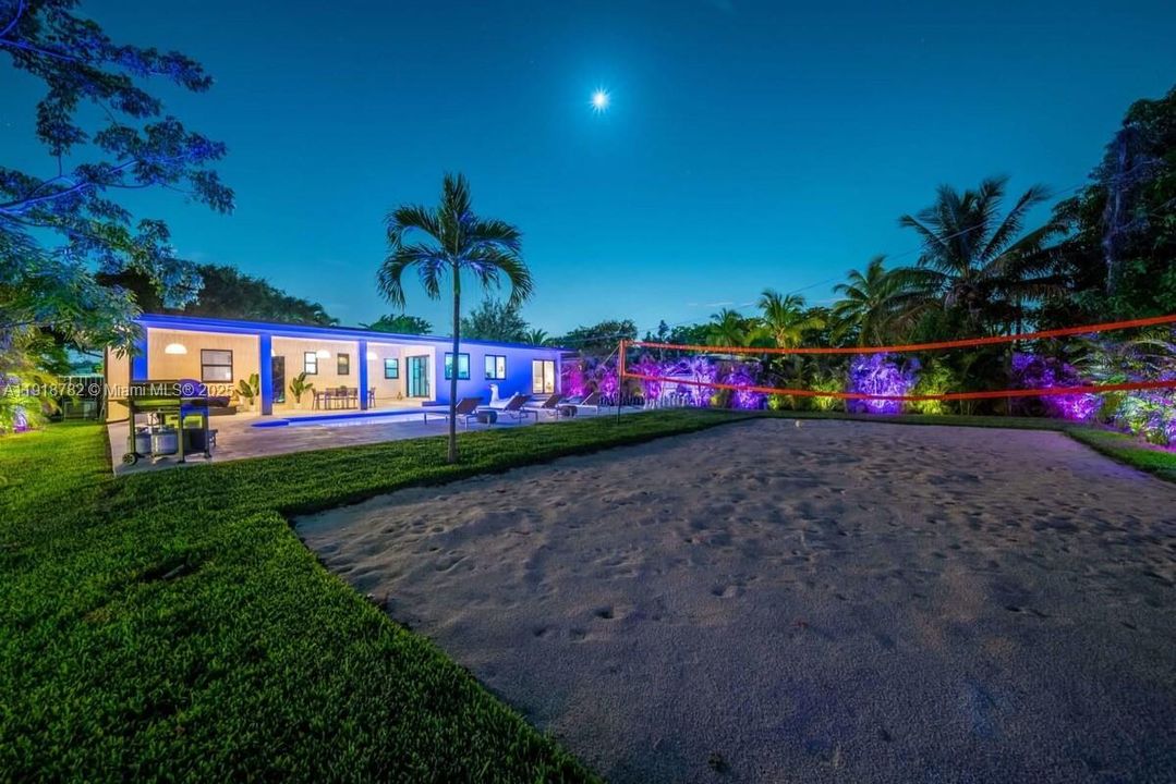 For Rent: $7,500 (5 beds, 3 baths, 1808 Square Feet)