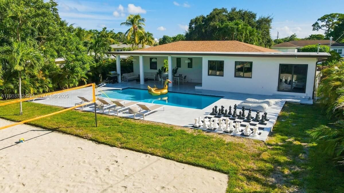 For Rent: $7,500 (5 beds, 3 baths, 1808 Square Feet)