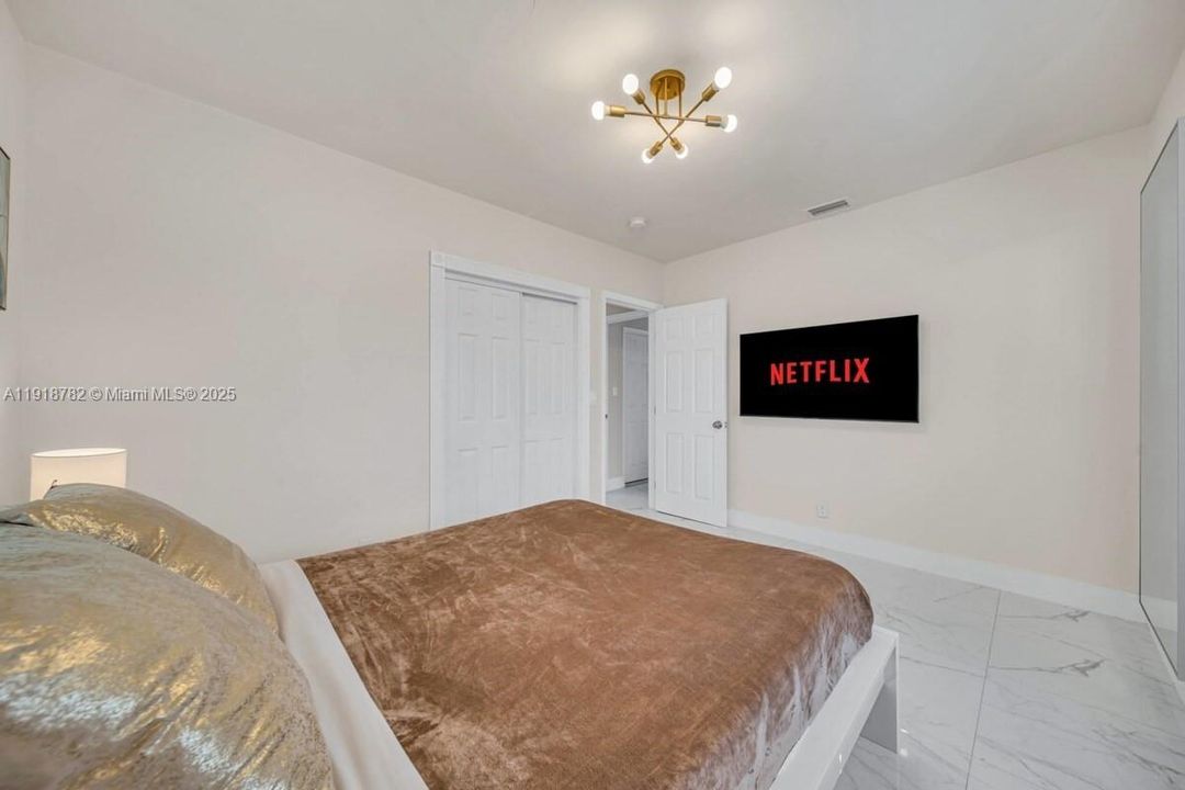 For Rent: $7,500 (5 beds, 3 baths, 1808 Square Feet)