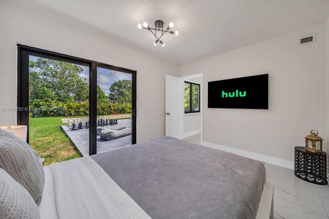 For Rent: $7,500 (5 beds, 3 baths, 1808 Square Feet)