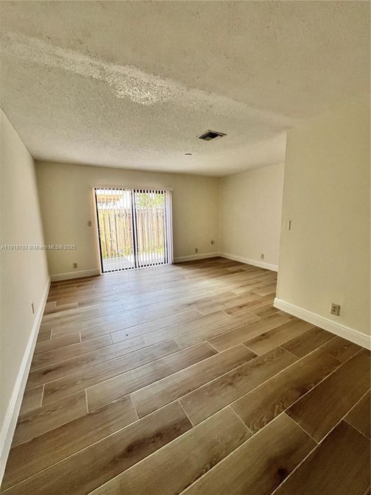 For Rent: $2,200 (2 beds, 1 baths, 1020 Square Feet)