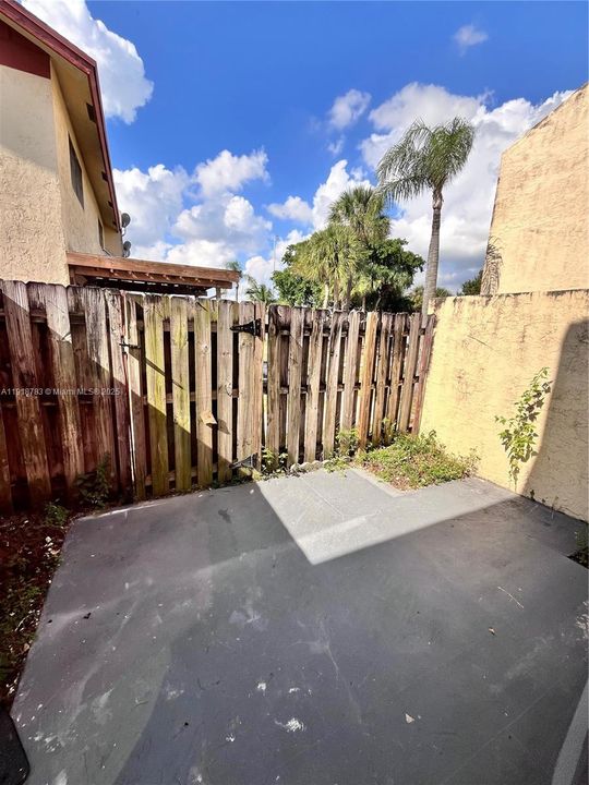 For Rent: $2,200 (2 beds, 1 baths, 1020 Square Feet)