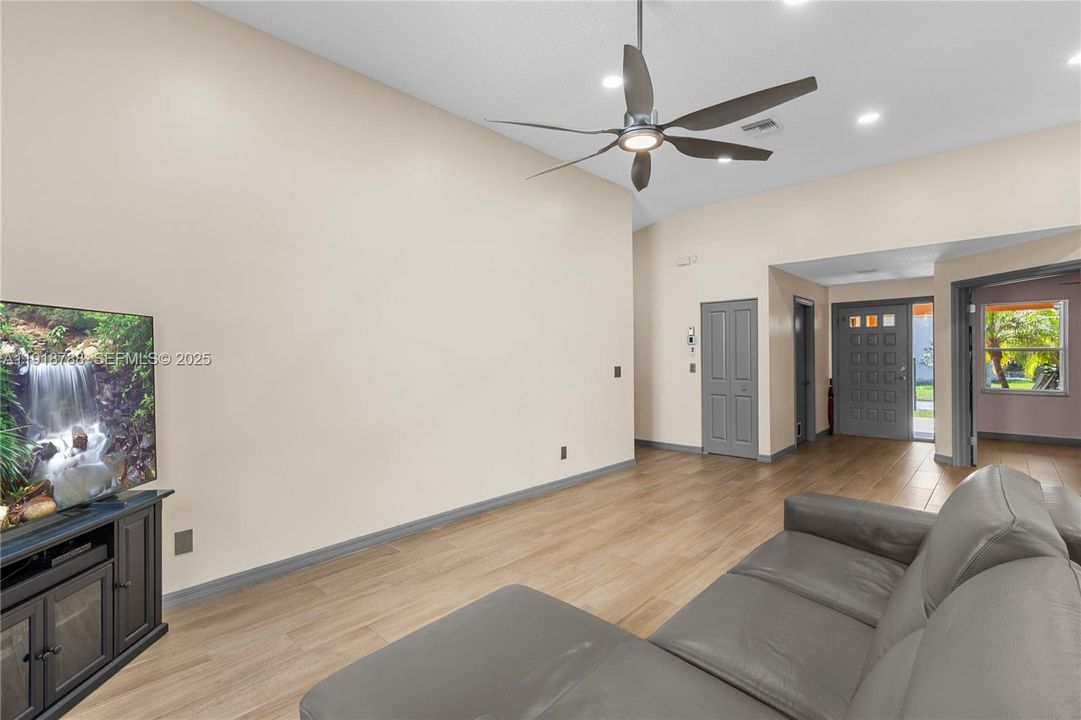 For Sale: $585,000 (3 beds, 2 baths, 1595 Square Feet)